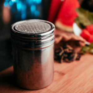 ادویه پاش شیشه‌ای درب فلزی